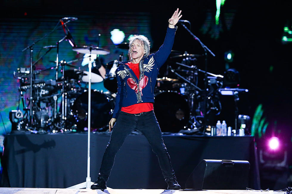 Tetap tampil keren dengan jaket rajawali, Jon Bon Jovi akan kembali menggebrak di tahun 2020 ini.